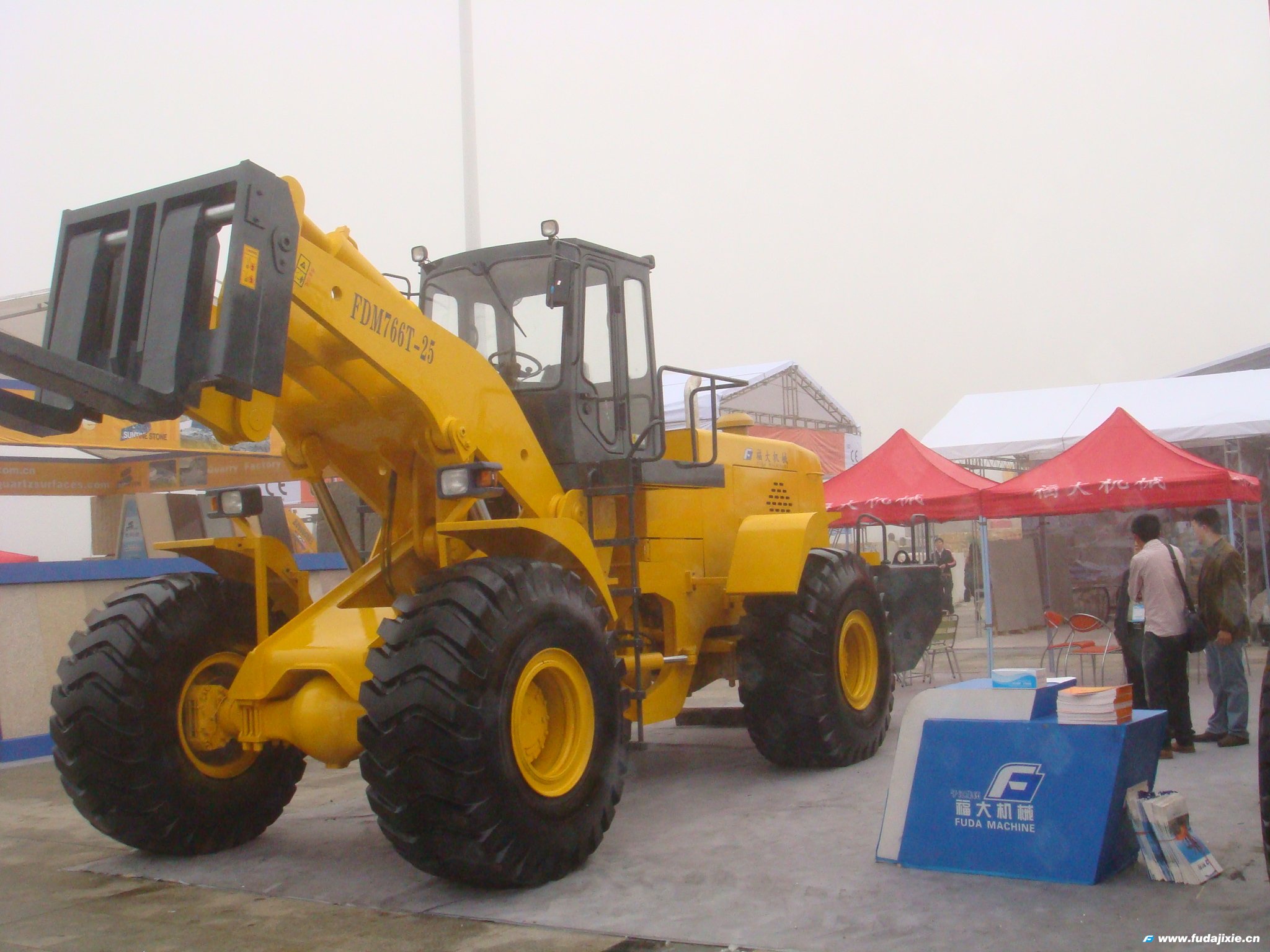 福大25吨叉装车FDM766T-25亮相2011年厦门石材展